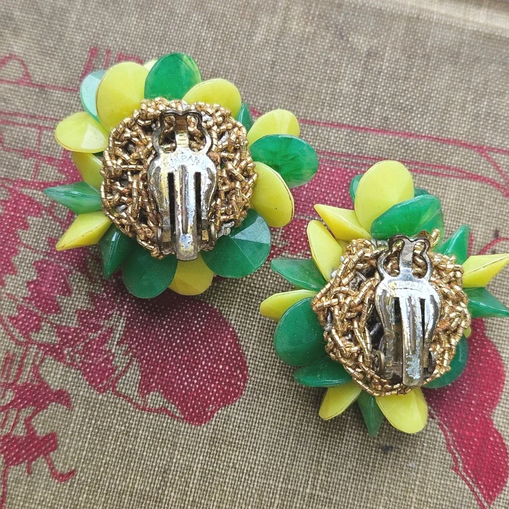 Vintage 70s Japan Green Yellow Plastic Petal Cluster Ring & Clip On Earrings Set